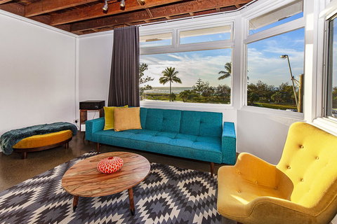 The Pink Hotel Coolangatta - Lightning Ridge Tourism 16