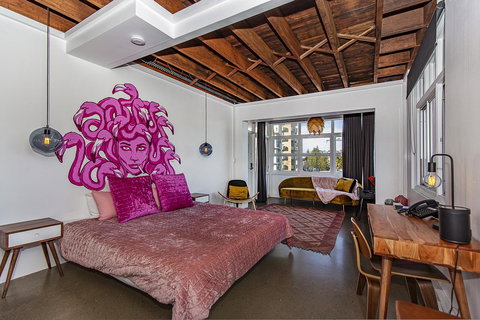 The Pink Hotel Coolangatta - Lightning Ridge Tourism 33