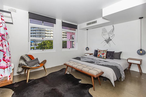 The Pink Hotel Coolangatta - Lightning Ridge Tourism 11