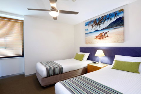 Peninsular Beachfront Resort - Lightning Ridge Tourism 13