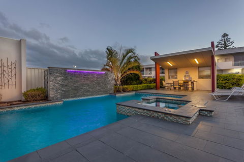 Platinum International - Lightning Ridge Tourism 24