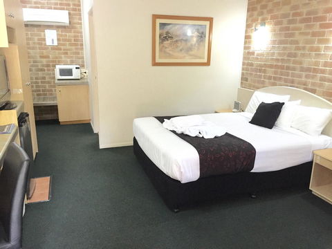 Country Gardens Motor Inn - Lightning Ridge Tourism 10
