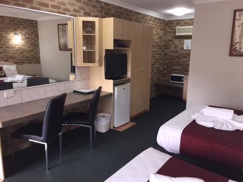 Country Gardens Motor Inn - Lightning Ridge Tourism 16
