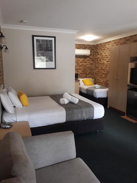 Country Gardens Motor Inn - Lightning Ridge Tourism 3
