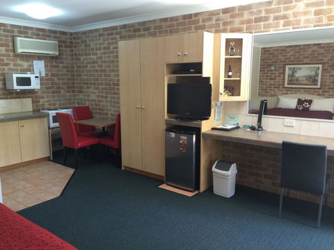 Country Gardens Motor Inn - Lightning Ridge Tourism 21