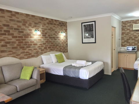 Country Gardens Motor Inn - Lightning Ridge Tourism 8