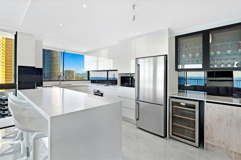 ULTIQA Beach Haven On Broadbeach - Lightning Ridge Tourism 2