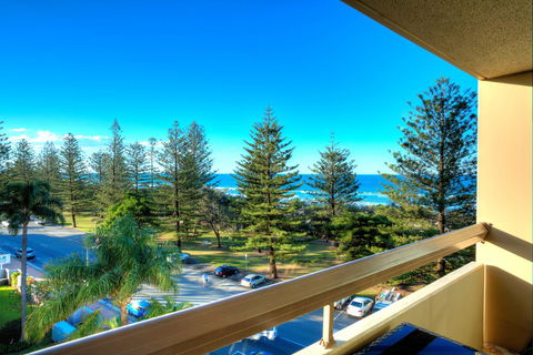Oceania On Burleigh Beach - Lightning Ridge Tourism 0