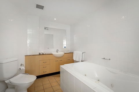 Kirra Beach Apartments - Lightning Ridge Tourism 30
