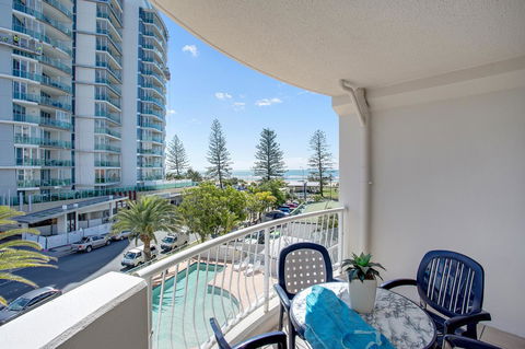 Kirra Beach Apartments - Lightning Ridge Tourism 16