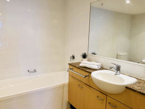 Kirra Beach Apartments - Lightning Ridge Tourism 6