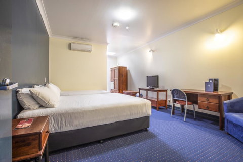 Nightcap At Atherton Hotel - Lightning Ridge Tourism 11