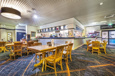 Nightcap At Atherton Hotel - Lightning Ridge Tourism 8