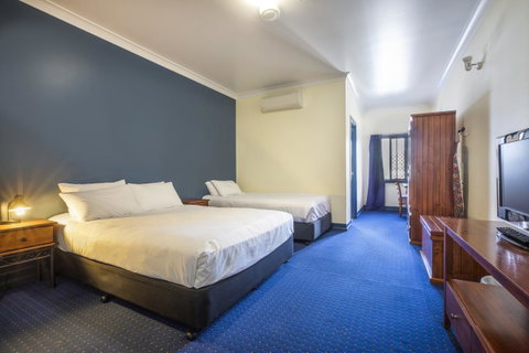 Nightcap At Atherton Hotel - Lightning Ridge Tourism 14