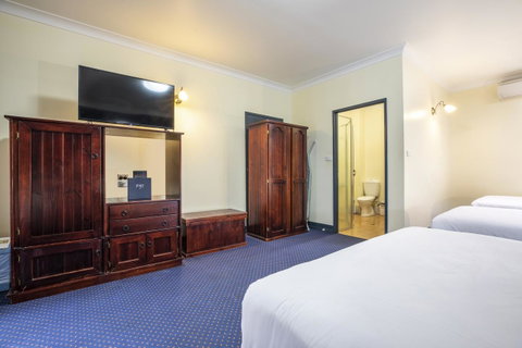 Nightcap At Atherton Hotel - Lightning Ridge Tourism 15