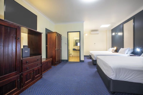 Nightcap At Atherton Hotel - Lightning Ridge Tourism 16