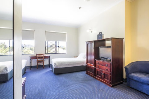 Nightcap At Atherton Hotel - Lightning Ridge Tourism 1