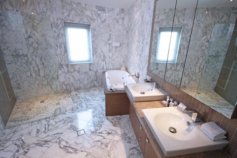 Oceans Mooloolaba - Lightning Ridge Tourism 34