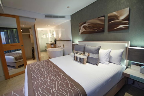 Oceans Mooloolaba - Lightning Ridge Tourism 14