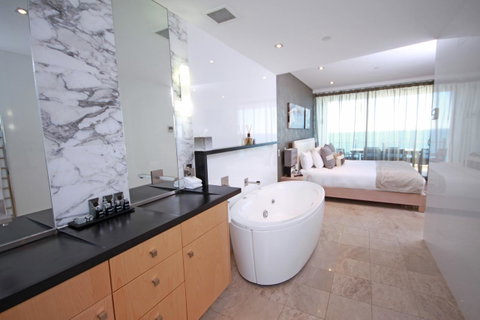 Oceans Mooloolaba - Lightning Ridge Tourism 10