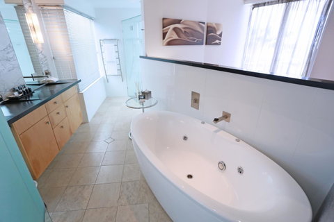 Oceans Mooloolaba - Lightning Ridge Tourism 8