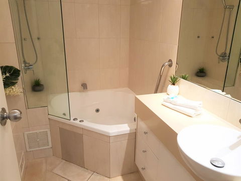 Gemini Court Holiday Apartments - Lightning Ridge Tourism 41