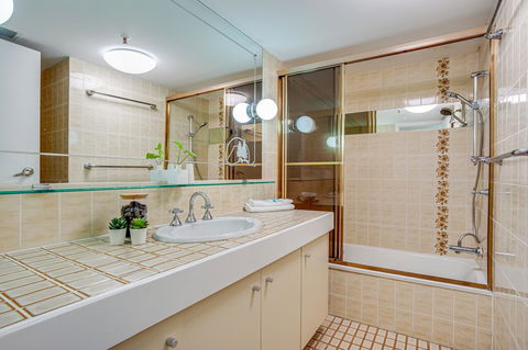 Gemini Court Holiday Apartments - Lightning Ridge Tourism 11