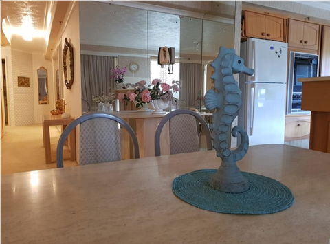 Gemini Court Holiday Apartments - Lightning Ridge Tourism 37