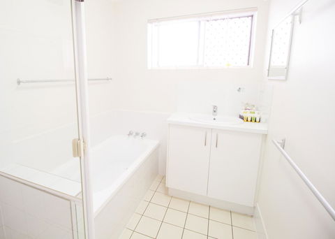 Aabon Apartments & Motel - Lightning Ridge Tourism 21