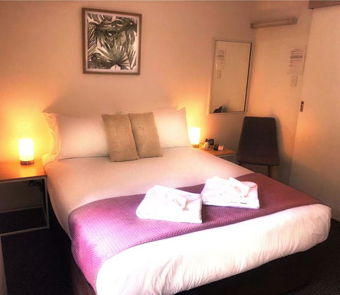 Aabon Apartments & Motel - Lightning Ridge Tourism 0