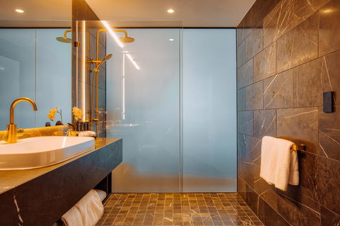 Eatons Hill Hotel - Lightning Ridge Tourism 20