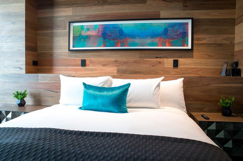 Eatons Hill Hotel - Lightning Ridge Tourism 25
