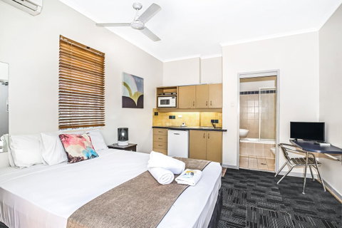 City Palms Brisbane - Lightning Ridge Tourism 3