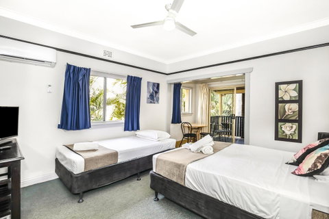 City Palms Brisbane - Lightning Ridge Tourism 24