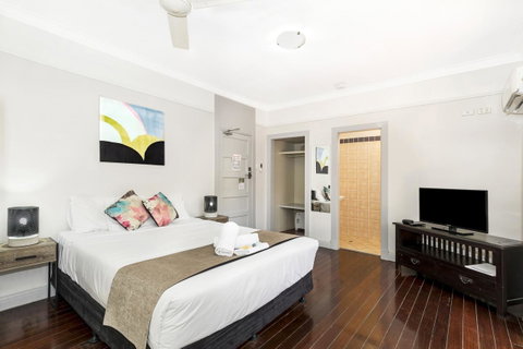 City Palms Brisbane - Lightning Ridge Tourism 9