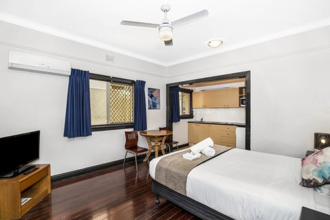 City Palms Brisbane - Lightning Ridge Tourism 4