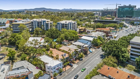 City Palms Brisbane - Lightning Ridge Tourism 1