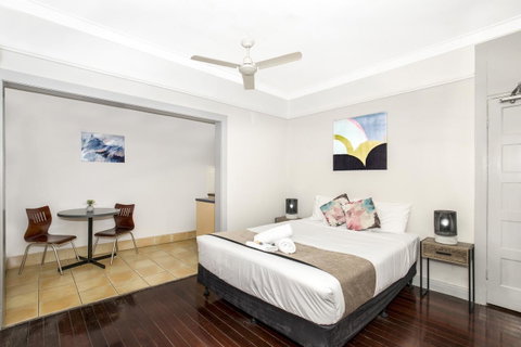 City Palms Brisbane - Lightning Ridge Tourism 10
