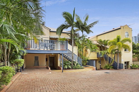 City Palms Brisbane - Lightning Ridge Tourism 31