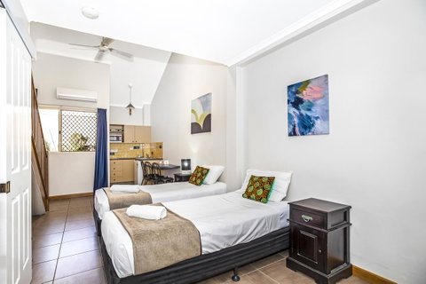 City Palms Brisbane - Lightning Ridge Tourism 13