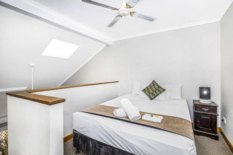City Palms Brisbane - Lightning Ridge Tourism 19