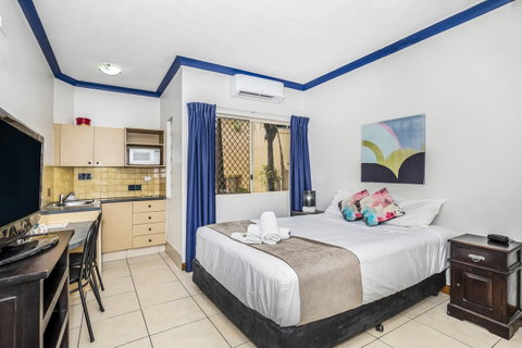 City Palms Brisbane - Lightning Ridge Tourism 7
