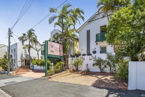 City Palms Brisbane - Lightning Ridge Tourism 0