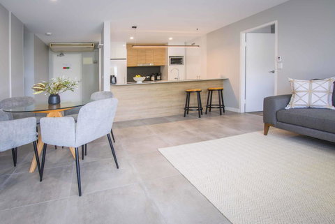 84 The Spit Holiday Apartments - Lightning Ridge Tourism 9