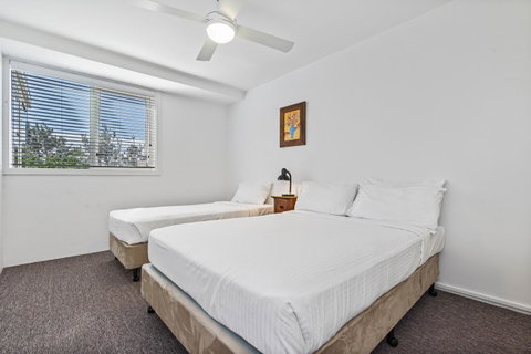 84 The Spit Holiday Apartments - Lightning Ridge Tourism 1
