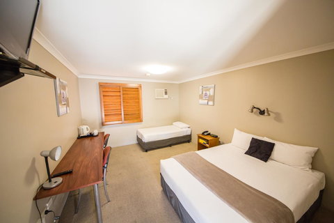 Cosmopolitan Motel & Serviced Apartments - Lightning Ridge Tourism 6