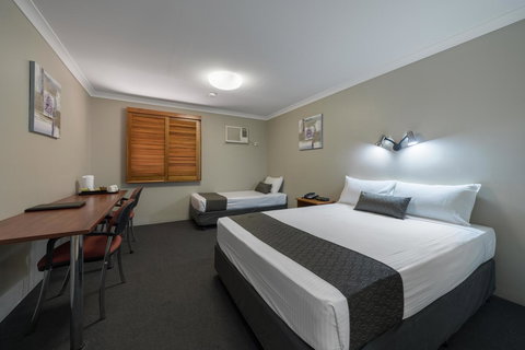 Cosmopolitan Motel & Serviced Apartments - Lightning Ridge Tourism 4