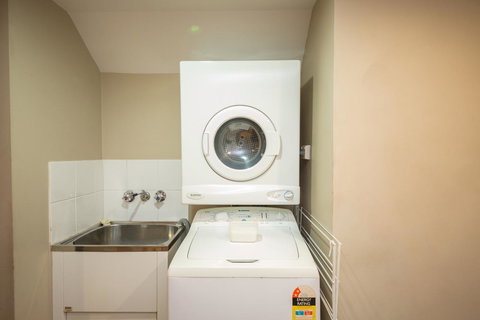 Cosmopolitan Motel & Serviced Apartments - Lightning Ridge Tourism 23