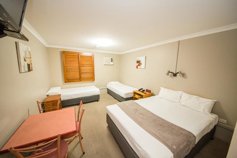 Cosmopolitan Motel & Serviced Apartments - Lightning Ridge Tourism 7