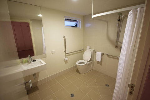 Domain Serviced Apartments - Lightning Ridge Tourism 13